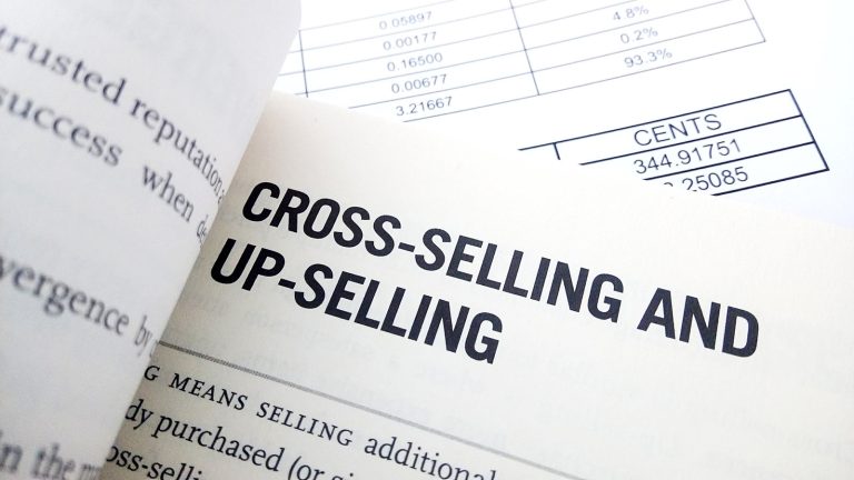 Upselling and Cross-Selling: Strategies with ChatGPT for E-commerce Success